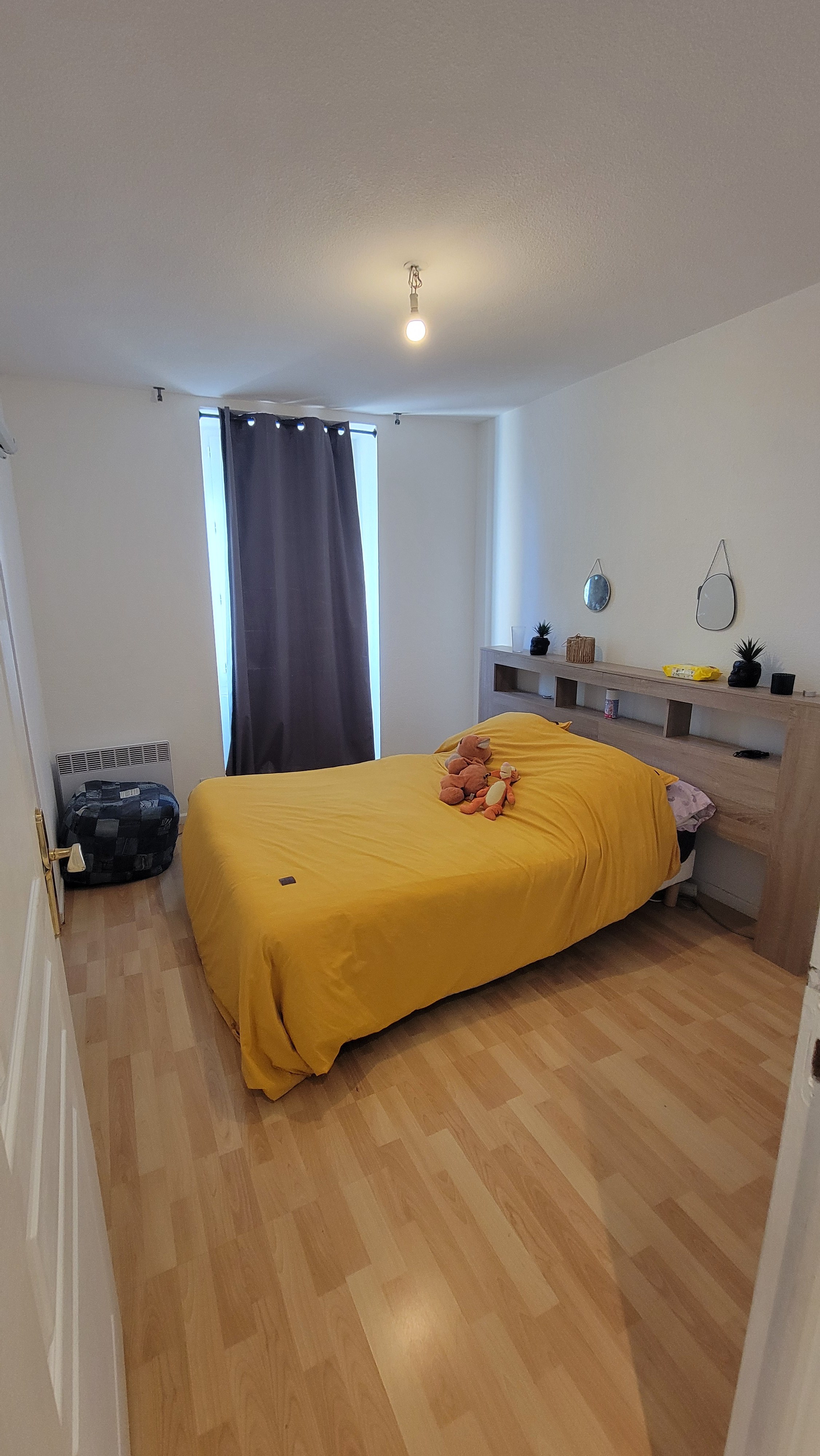 Première chambre exposée plein sud du T3 à louer