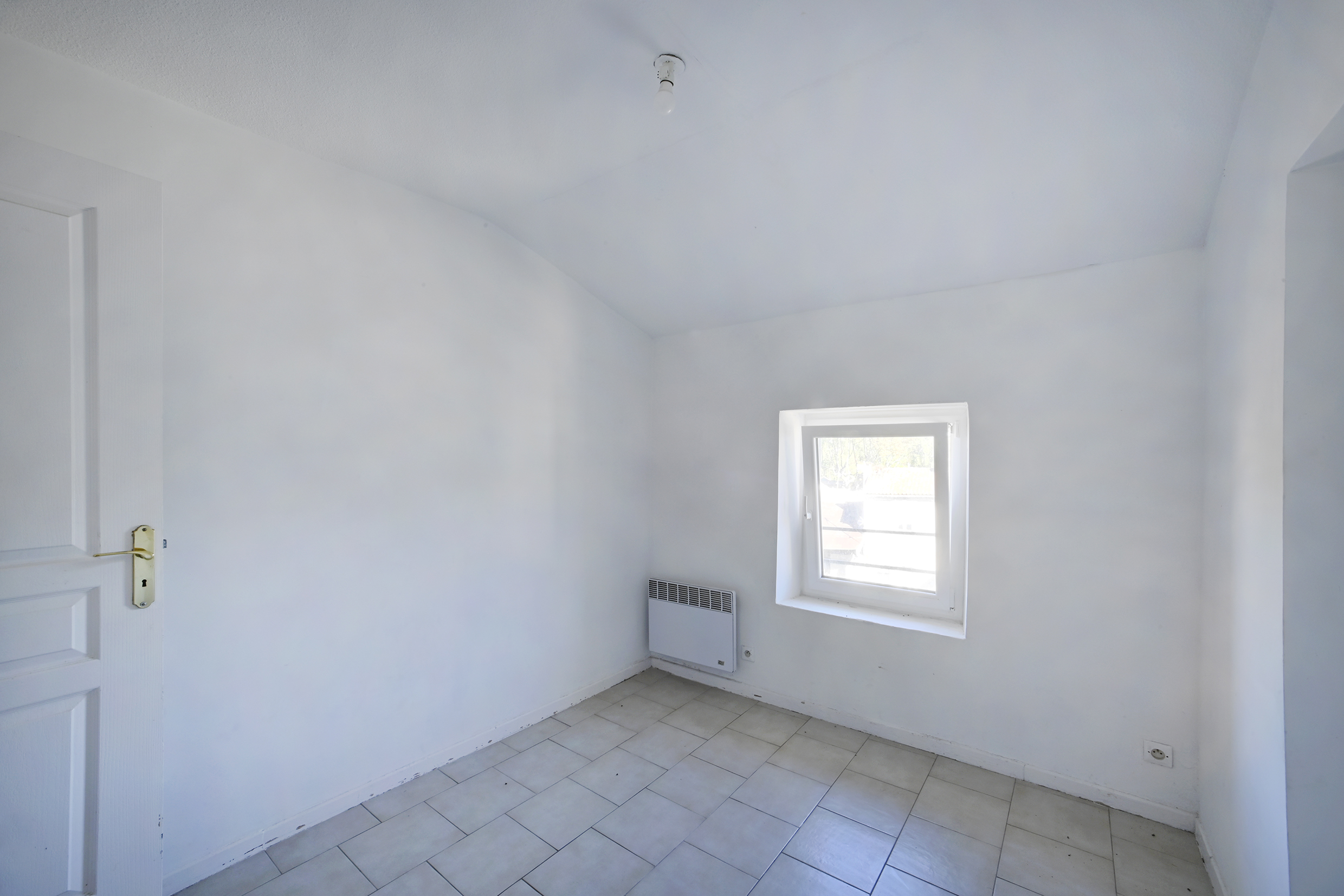 Chambre lumineuse avec fenêtre